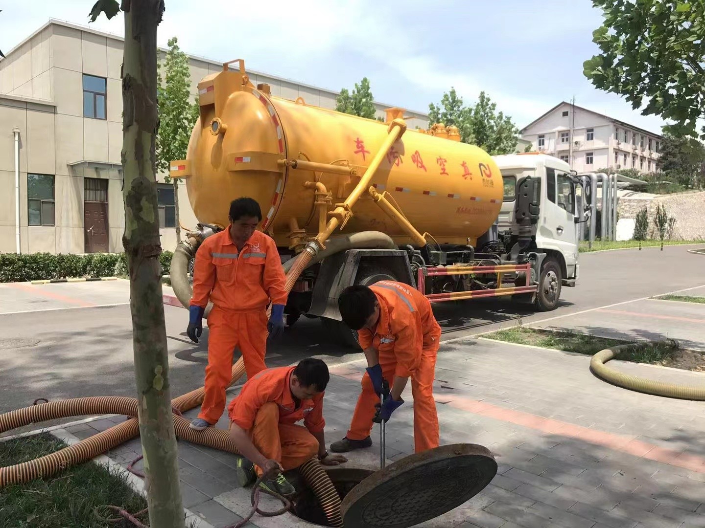 梨林镇管道疏通车停在窨井附近