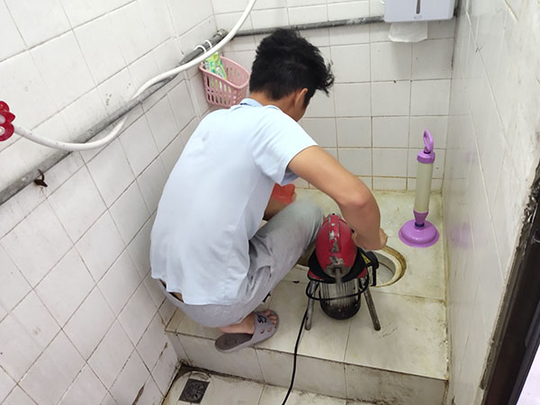 梨林镇管道堵塞冒臭气 专业师傅现场解决问题