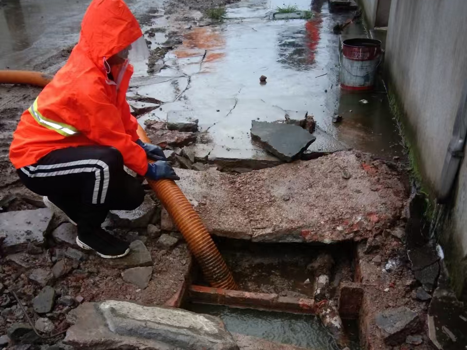 梨林镇专业清理污水池 炜誉市政以规范流程守护城市 “肠道”